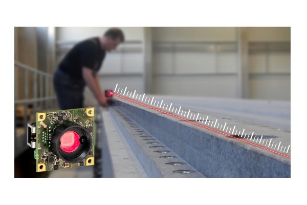 An optical straightness measuring device facilitates camera-supported component measurement in mechanical and plant engineering