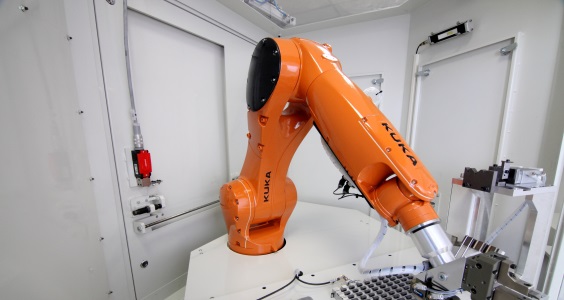 Robust small robot from KUKA optimally utilizes the capacity of the tool grinding machine